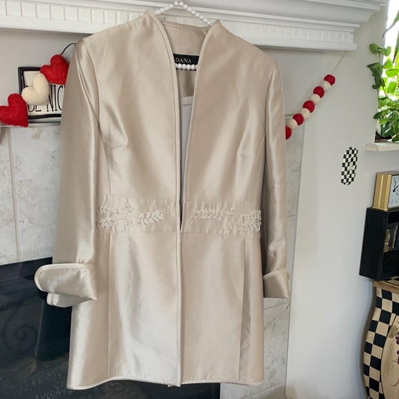 100% Silk Dana Buchanan Long Beaded Waist EmbellishmentsGorgeous Lining Size 6